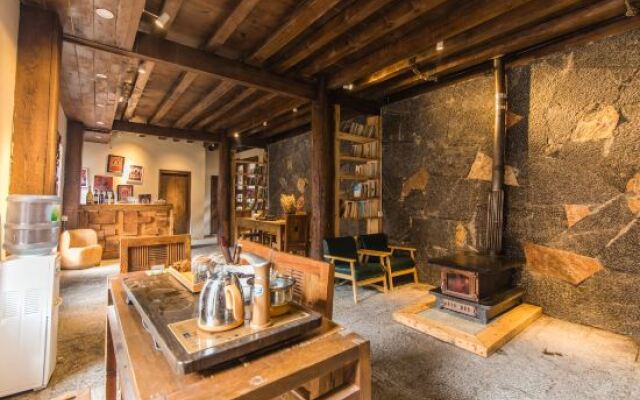 Black and White Tibetan Culture Boutique Inn