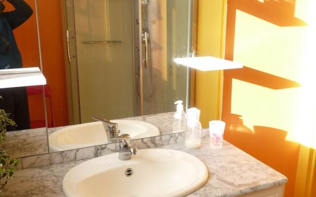 Chambre Rouge et Vin Blanc