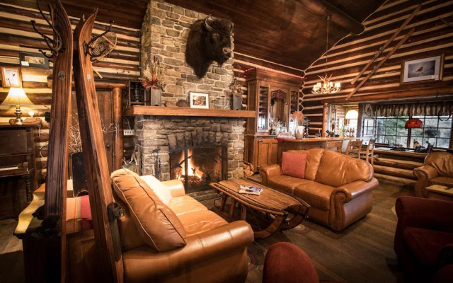 Storm Mountain Lodge Cabins & Dining