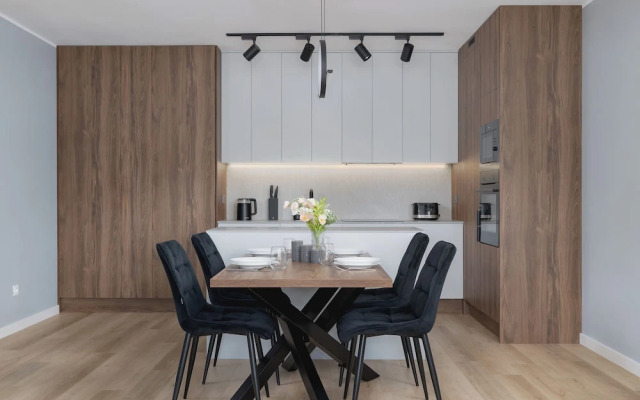 Bright Apartment With Parking by Renters