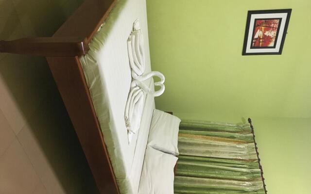 Pra-Tna Guest House And Coffee
