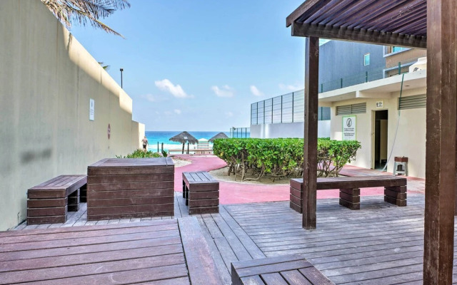 Updated Oceanside Townhome w/ Pool: Walk to Beach!