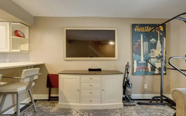 Near Airport & Interstate: Houston Area Townhome