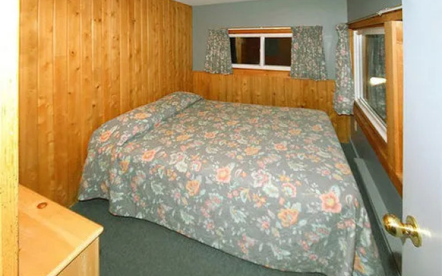 Spectacle Lake Lodge