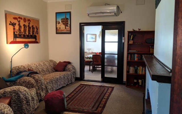 Walnut Cottage - 2 bedroom pet friendly country cottage – Guest Rooms – Bridgetown
