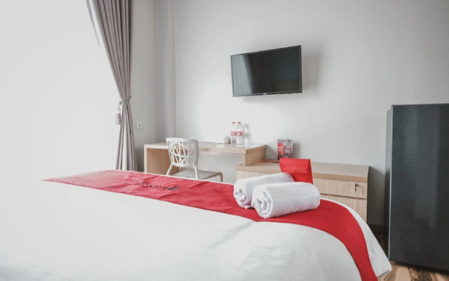 RedDoorz Plus @ Karet Pedurenan 3