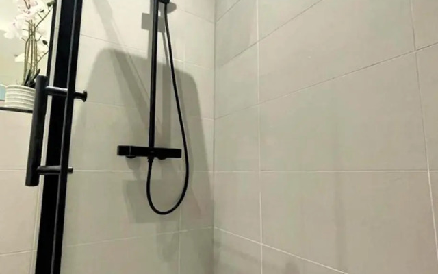 Trendy and Newly Reno'd 1 Bed Nr The Meadows