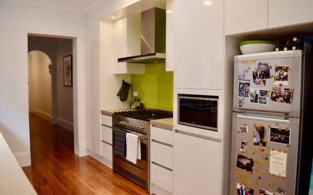 Stylish 2 Bedroom in Alexandria With Outdoor Patio