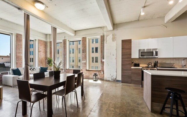 3 Bedroom Unit in Downtown Dallas with Pool & Gym