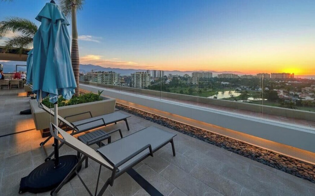 Luxury 2 BR Condo Near Golf Courses and Marina