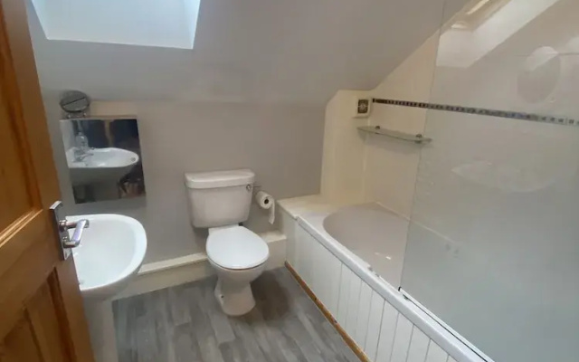 3 Bedroom House, Hot Tub,torbay, Sleeps 6, Parking