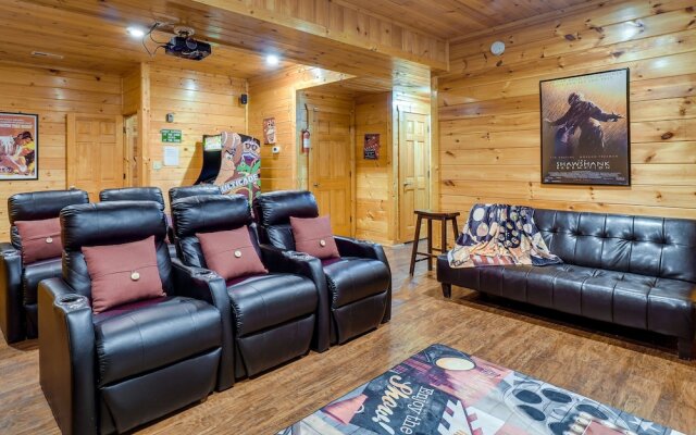 Gatlinburg Getaway: Private Hot Tub & Fireplace!