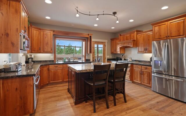 Spacious Five Peaks Home with Soaking Tub and BBQ by RedAwning