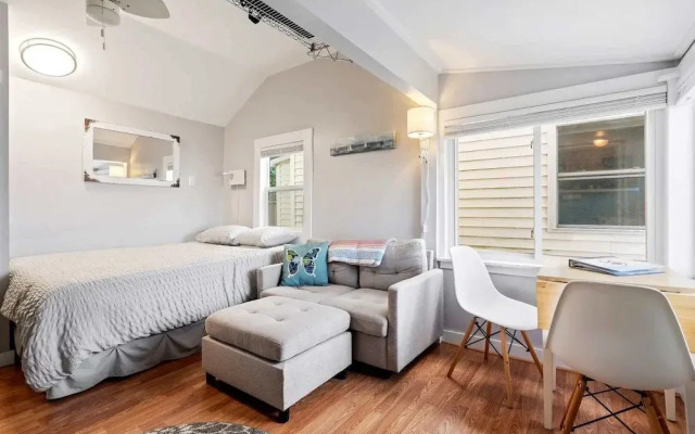 Just Beachy Charming Studio!