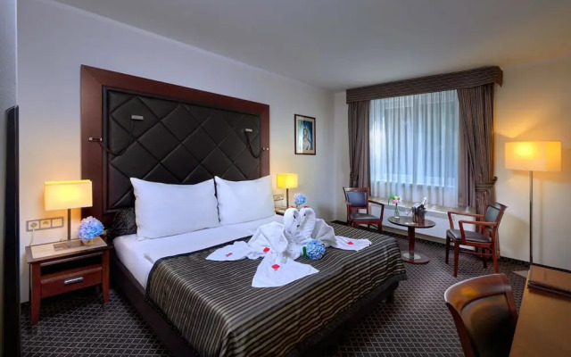 Hotel Selsky Dvur - Bohemian Village Courtyard