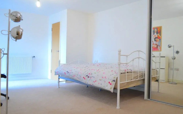 Modern 3 Bedroom Apartment on Dalston Square