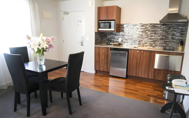 Modern Queenstown Apartment & Great Lake Views