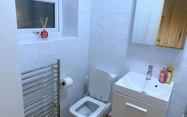 Walk to London Bridge En Suite Apartment with Kitchen