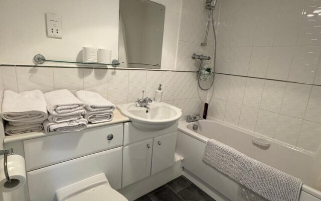 Home Sleeps5-netflix-parkg-near City Center/etihad