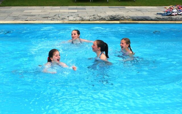 Modern chalet with two terraces and near a pond