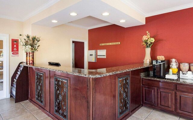 Econo Lodge And Suites