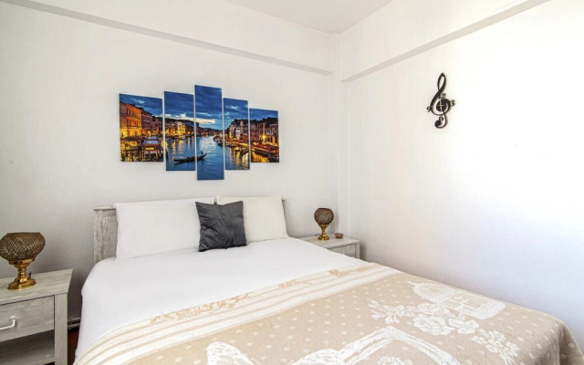 Charming Flat Next to Cevahir Shopping Mall