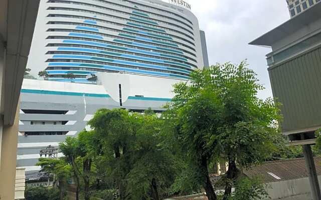 Twin Peaks Sukhumvit Suites