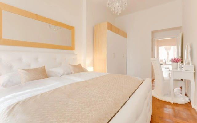 Luxury Riverside Apartments In The Center Of Prague
