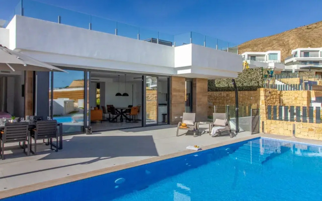 Villa Esmeralda 20 by Bookaparadise