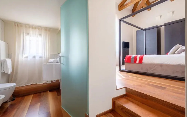 Venice Canal Palazzo Gracious and Modern 3 Bedroom Apartment