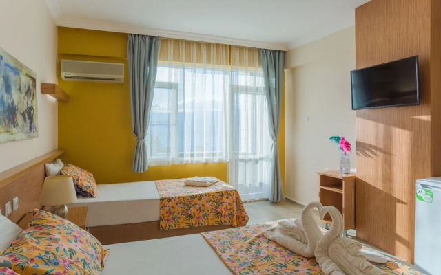 Aqua Nina Hotel