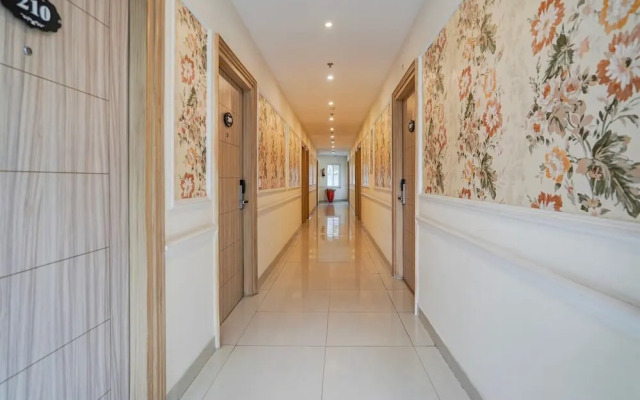 Elegant Stays With Rooftop Restro and Hill View