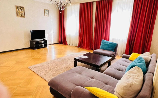SPACIOUS Apt in Yerevan with JACUZZI Near Opera