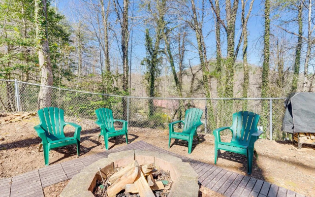 Pet-friendly Hiawassee Cabin w/ Lake Views & Sauna