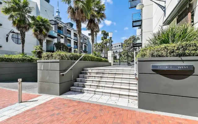 Viaduct Duplex - Free Parking, Best Location!