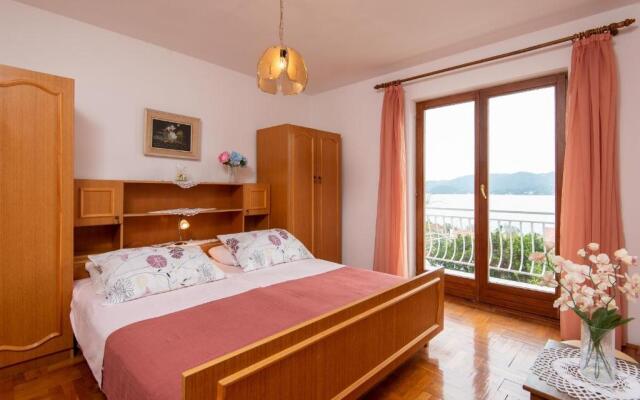 Apartments Sugor-70m from sea