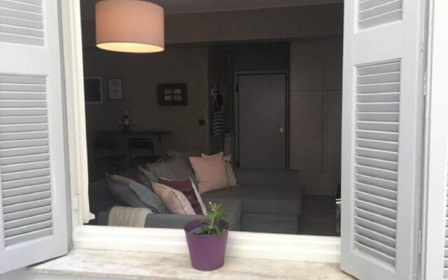 Cozy smart apt with courtyard in Koukaki