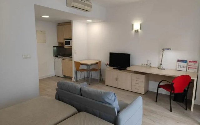 Residencia Universitaria Resa Giner de los Ríos - Hostel