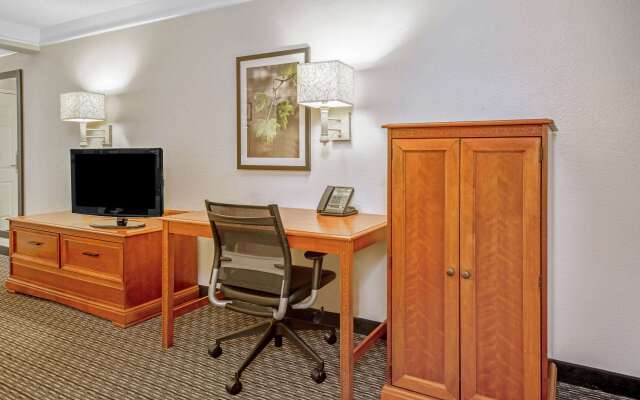 La Quinta Inn & Suites by Wyndham San Antonio Airport