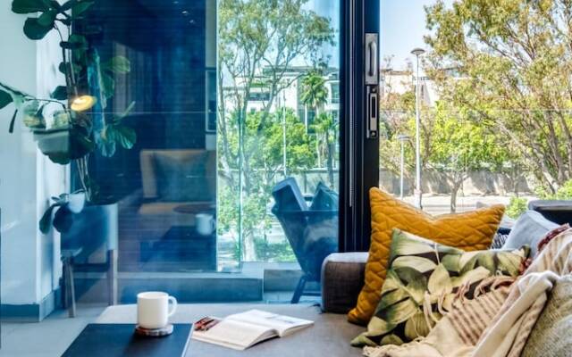 Urban Chic Apartment Close to Waterfront Warwick