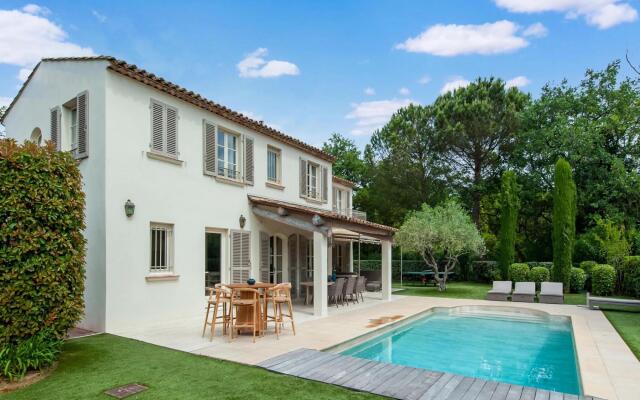 Plush Villa in Saint Tropez with Artistic Interiors & Pool