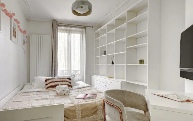 Elegant 3BR Arc de Triomphe