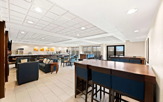 Comfort Inn & Suites Decatur - Forsyth