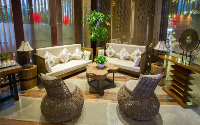 Poly Phoenix Hotel