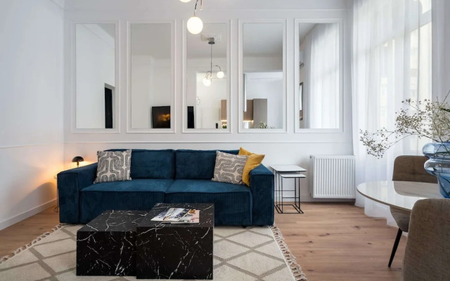 Gorgeous & Bright 2BR Condos - Steps From Old Town