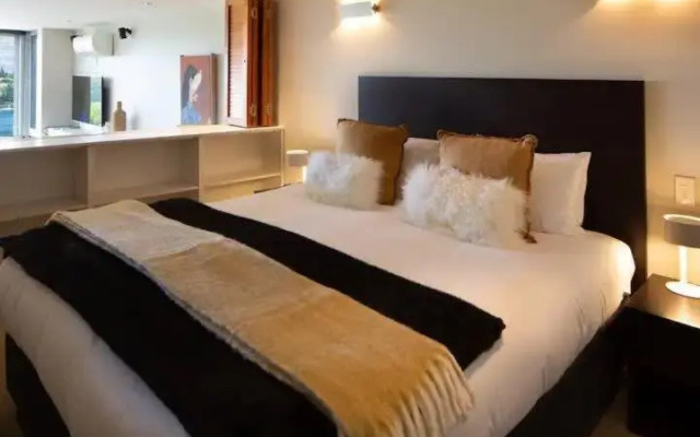 Stunning Lakeview 1 Bedroom Apartment