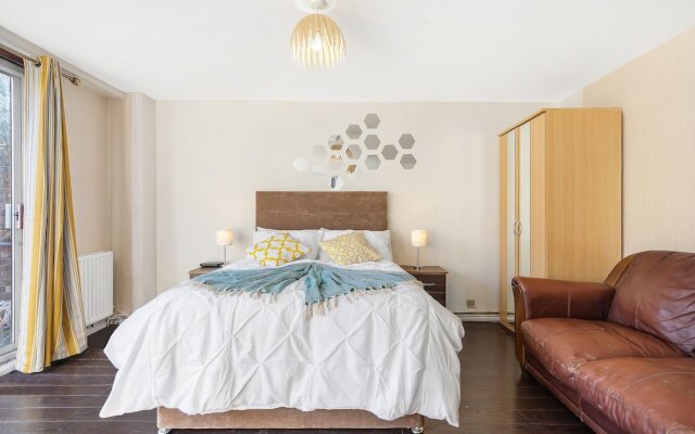Canton Street - Deluxe Guest Room 1