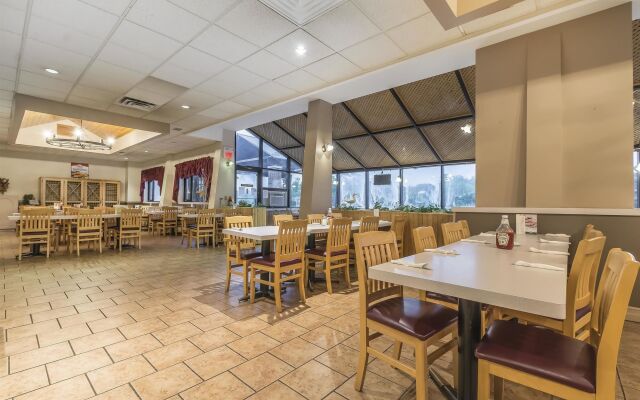 Jolly Roger Inn & Resort