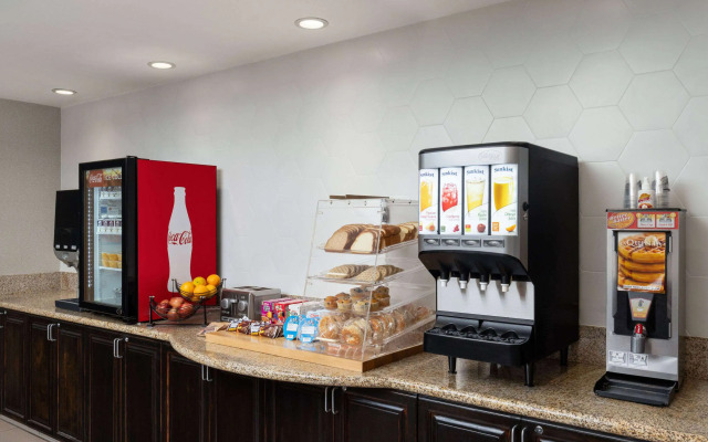 La Quinta Inn & Suites by Wyndham Bakersfield North