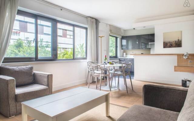Renovated Flat 2 Minutes From the Champs-élysées